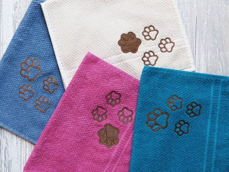 Handtuch Pfoten Nur EIN Beispiel für unsere schönen Handtücher - in vielen Farben erhältlich bei den bestickten Handtüchern in der Kategorie "Für Groß und Klein"\\n\\n18.09.2017 14:49
